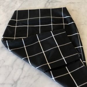 New with tag. Back and white Express midi skirt